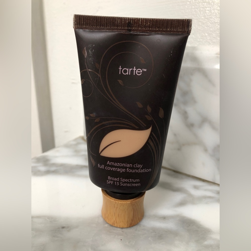 Tarte Amazonian clay foundation in light sand